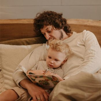 Γονέας διαβάζει παραμύθι σε toddler πριν τον ύπνο